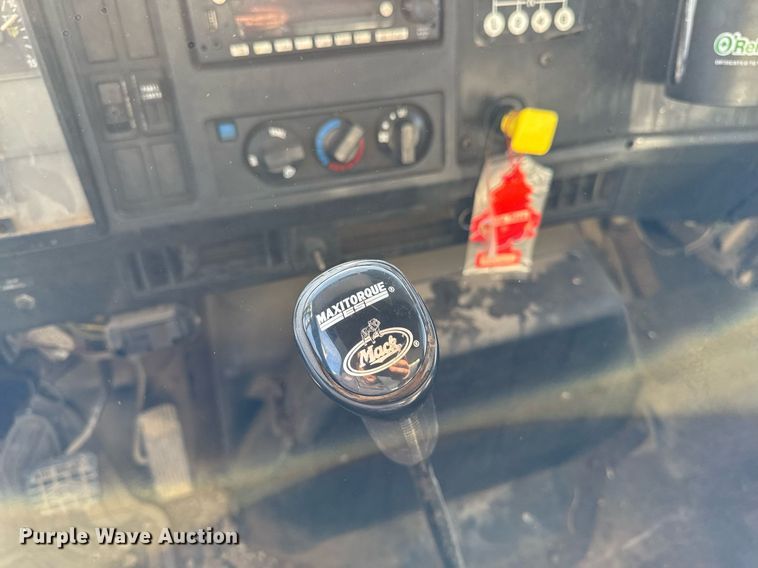 image for item EG7053 1998 International 4700 utility / service truck