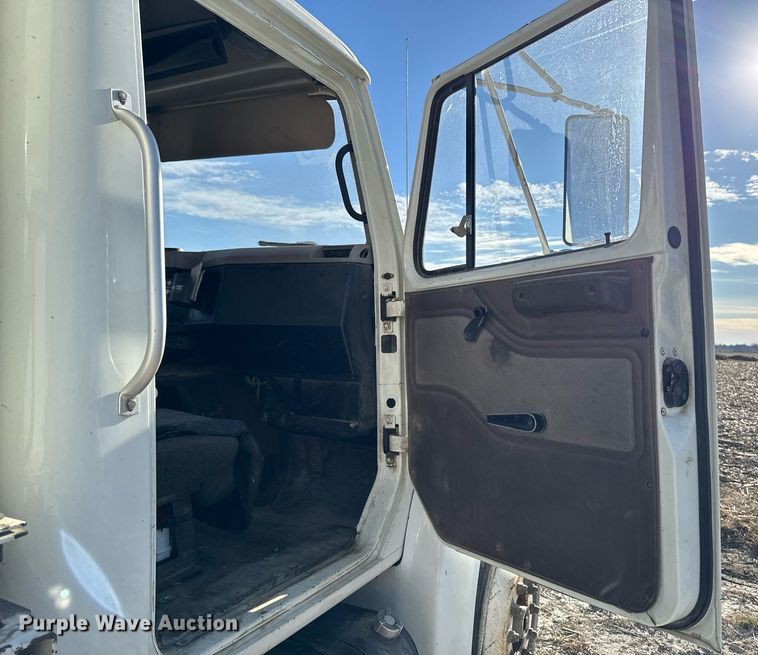 image for item EG7053 1998 International 4700 utility / service truck