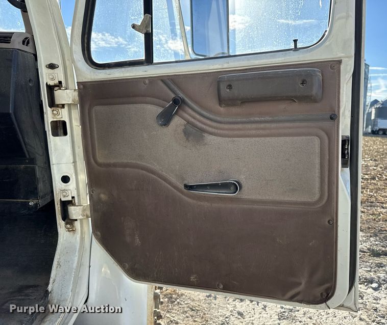 image for item EG7053 1998 International 4700 utility / service truck