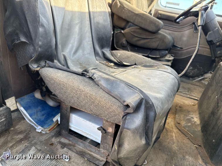 image for item EG7053 1998 International 4700 utility / service truck