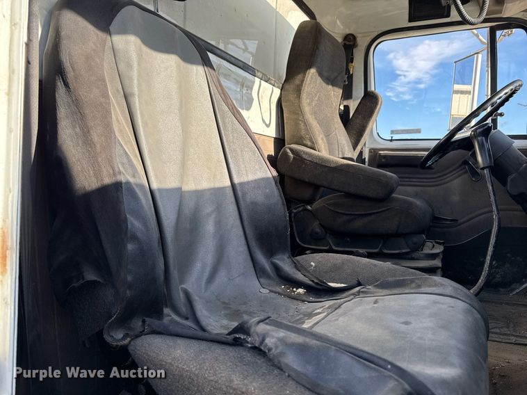 image for item EG7053 1998 International 4700 utility / service truck