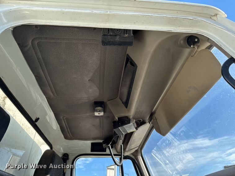 image for item EG7053 1998 International 4700 utility / service truck