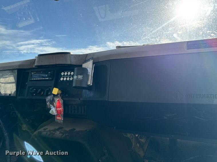 image for item EG7053 1998 International 4700 utility / service truck