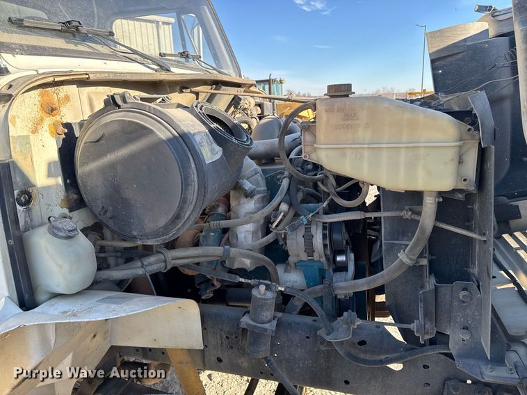 image for item EG7053 1998 International 4700 utility / service truck