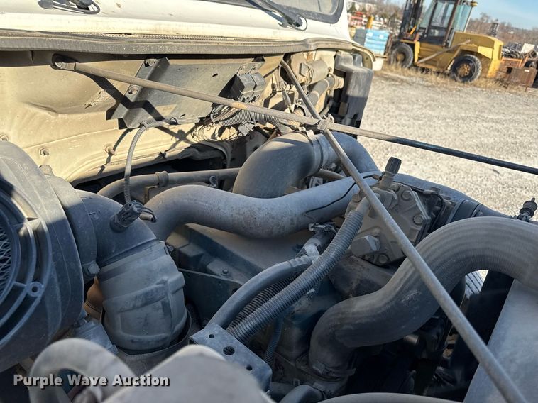 image for item EG7053 1998 International 4700 utility / service truck