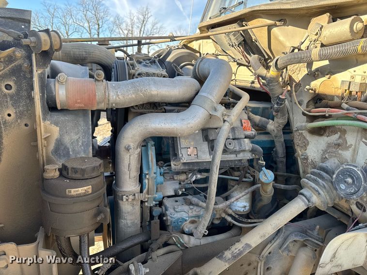 image for item EG7053 1998 International 4700 utility / service truck