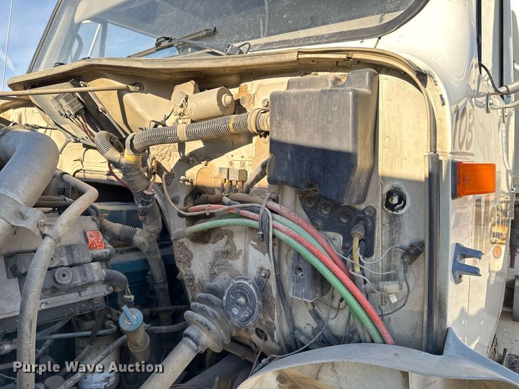 image for item EG7053 1998 International 4700 utility / service truck