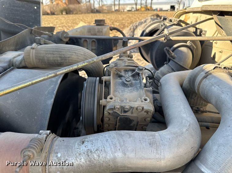 image for item EG7053 1998 International 4700 utility / service truck