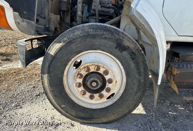 image for item EG7053 1998 International 4700 utility / service truck