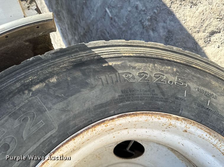 image for item EG7053 1998 International 4700 utility / service truck