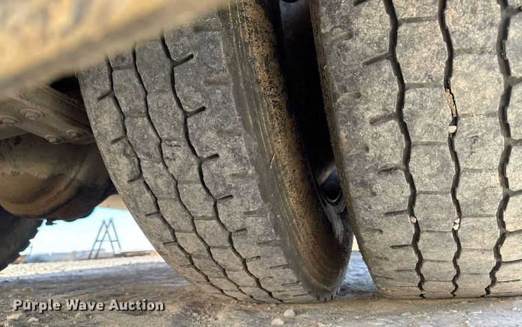 image for item EG7053 1998 International 4700 utility / service truck