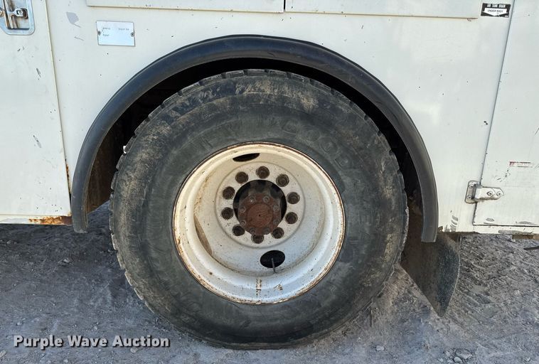 image for item EG7053 1998 International 4700 utility / service truck