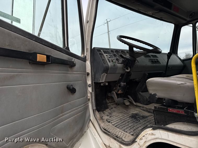 image for item EG7059 1995 Freightliner FL70 box truck