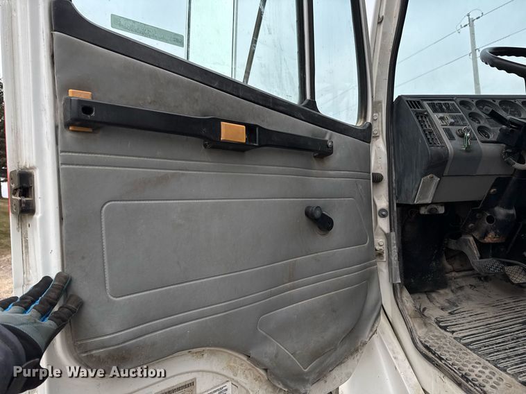 image for item EG7059 1995 Freightliner FL70 box truck