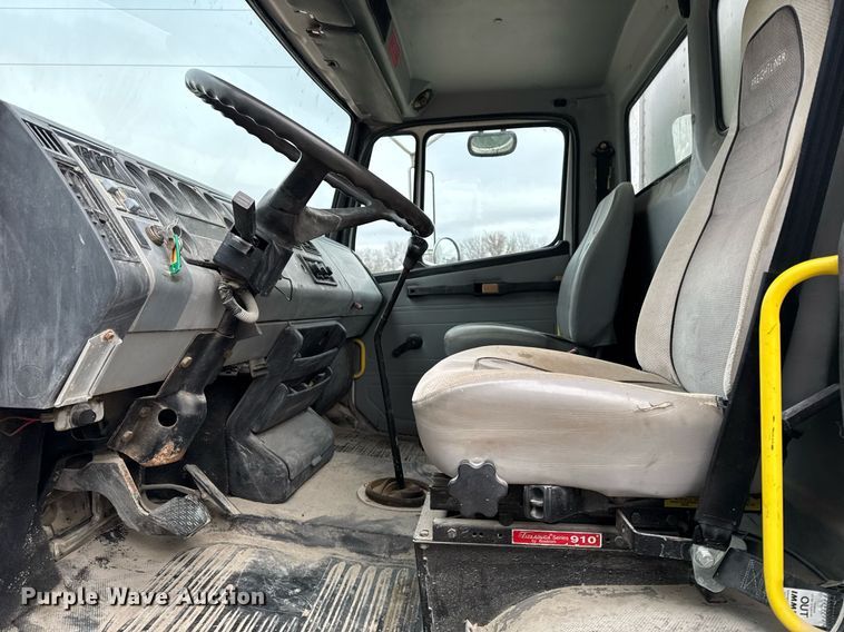 image for item EG7059 1995 Freightliner FL70 box truck