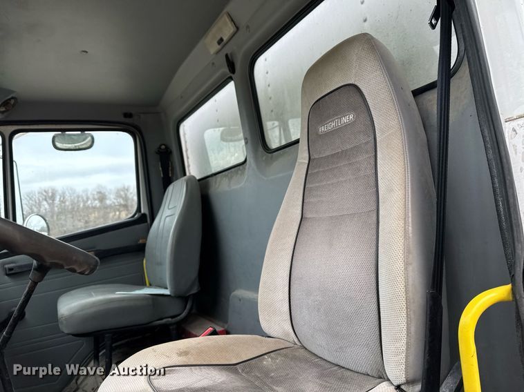 image for item EG7059 1995 Freightliner FL70 box truck