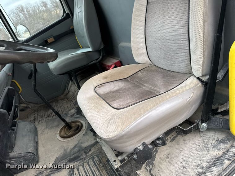 image for item EG7059 1995 Freightliner FL70 box truck