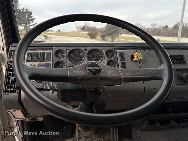 image for item EG7059 1995 Freightliner FL70 box truck