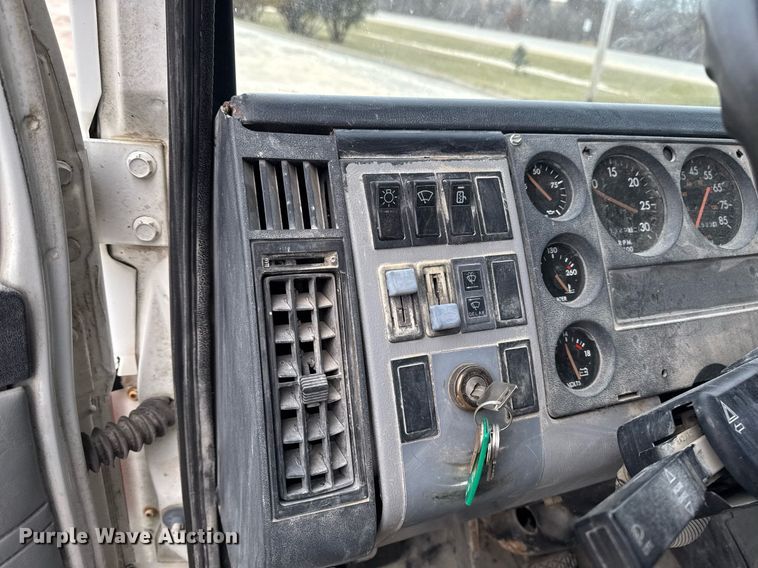 image for item EG7059 1995 Freightliner FL70 box truck