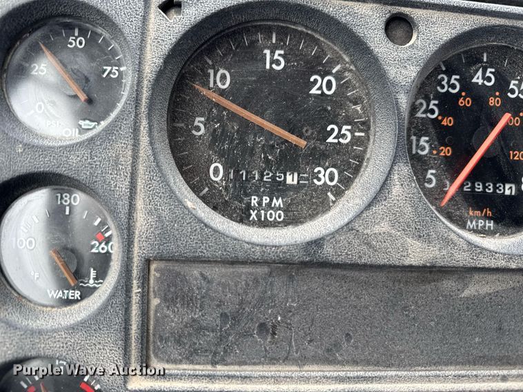 image for item EG7059 1995 Freightliner FL70 box truck