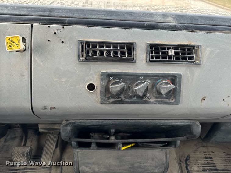 image for item EG7059 1995 Freightliner FL70 box truck