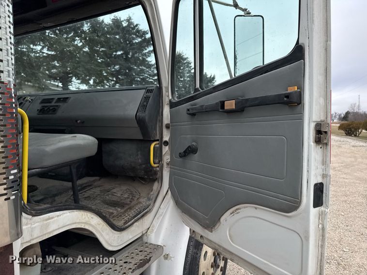 image for item EG7059 1995 Freightliner FL70 box truck