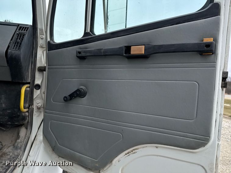 image for item EG7059 1995 Freightliner FL70 box truck