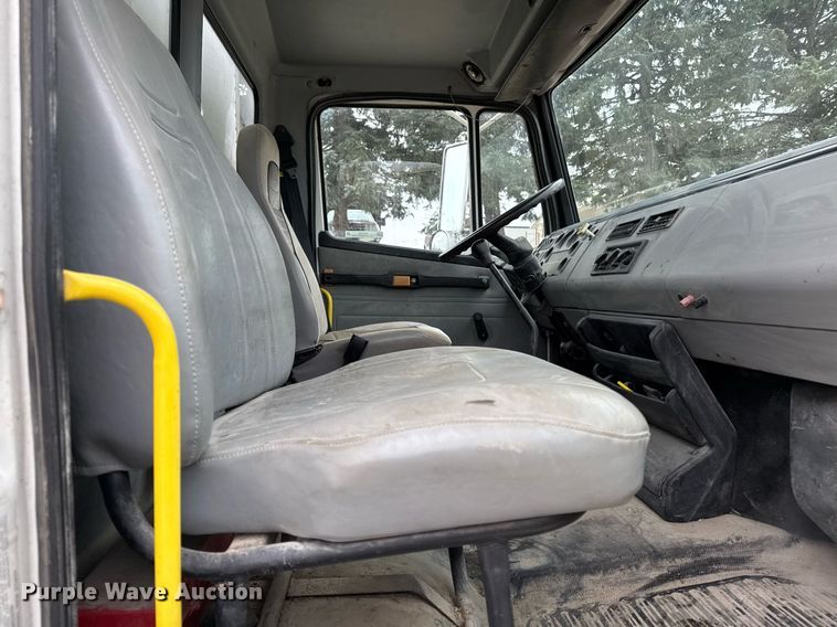 image for item EG7059 1995 Freightliner FL70 box truck