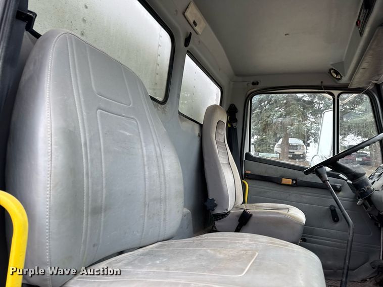 image for item EG7059 1995 Freightliner FL70 box truck