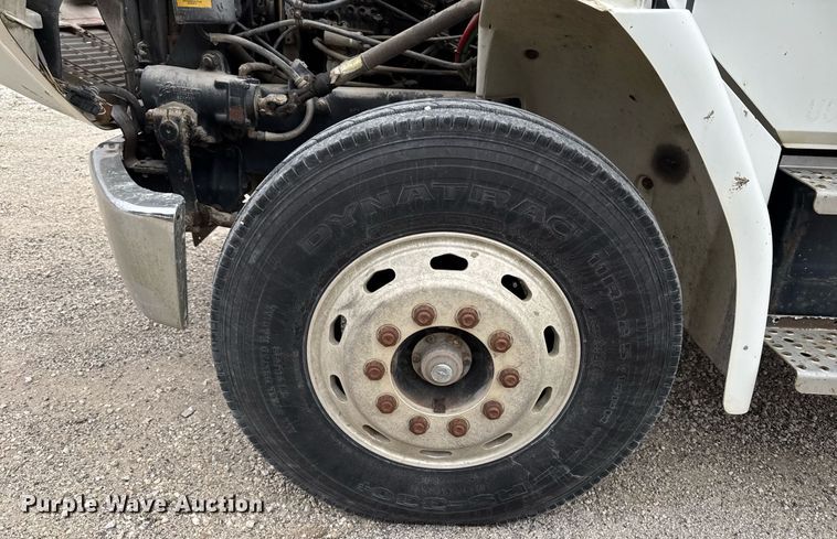 image for item EG7059 1995 Freightliner FL70 box truck