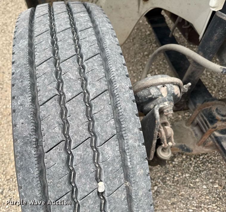 image for item EG7059 1995 Freightliner FL70 box truck