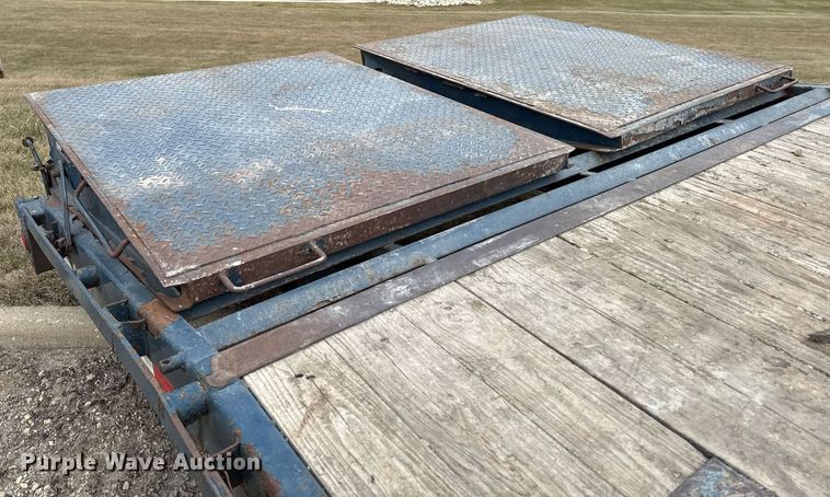 image for item EG7062 2015 PJ F8222 equipment trailer