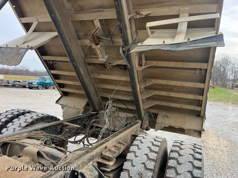 image for item EH2928 2002 Sterling L8500 dump truck