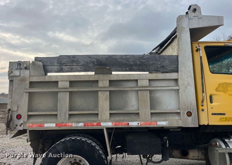 image for item EH2928 2002 Sterling L8500 dump truck