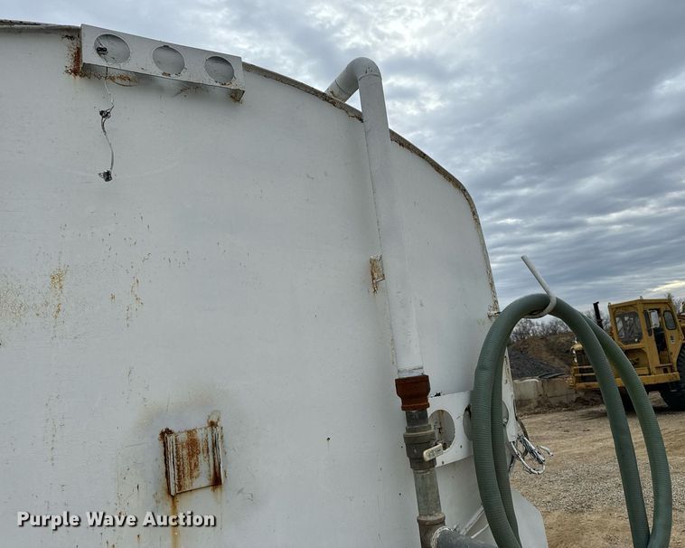 image for item EH7376 1984 GMC General water truck