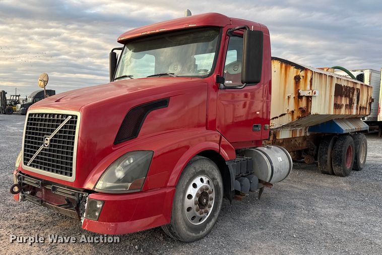 image for item EJ3228 2009 Volvo VN water truck