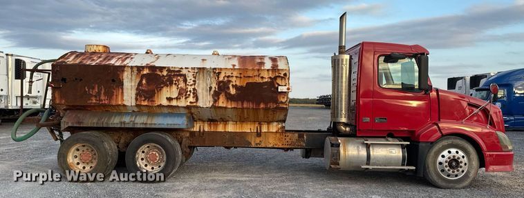 image for item EJ3228 2009 Volvo VN water truck