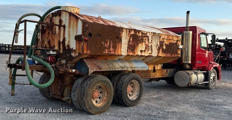 image for item EJ3228 2009 Volvo VN water truck