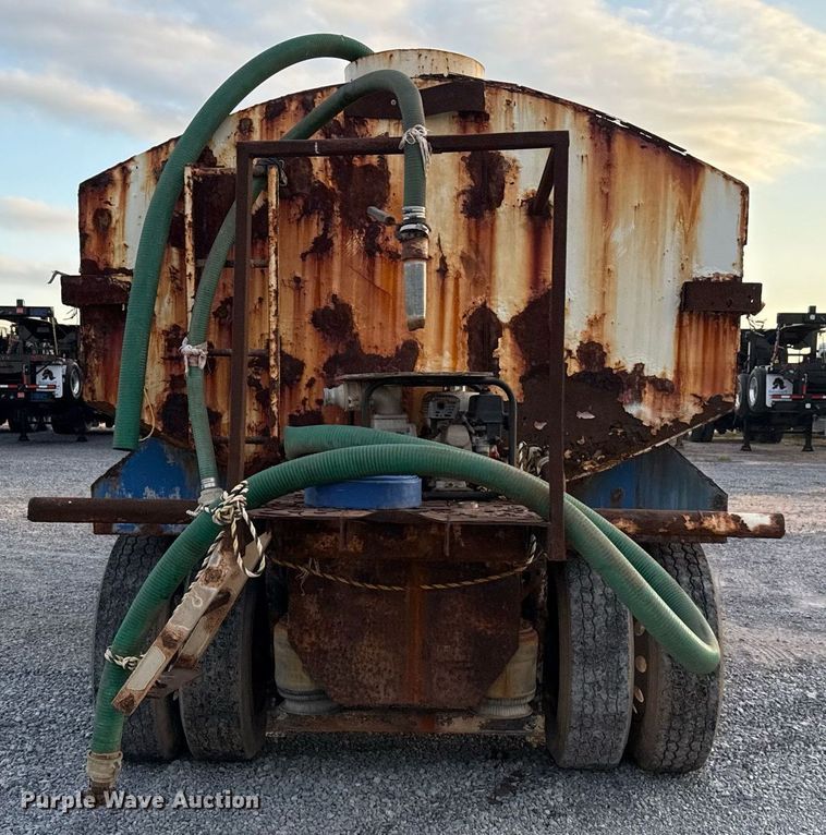 image for item EJ3228 2009 Volvo VN water truck