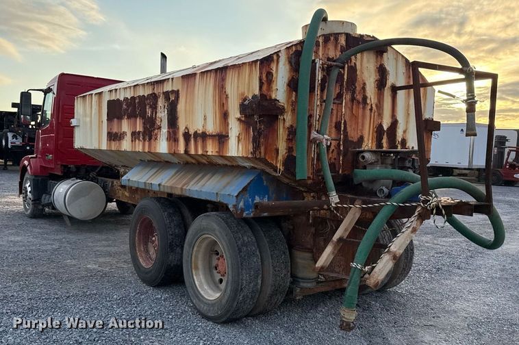 image for item EJ3228 2009 Volvo VN water truck
