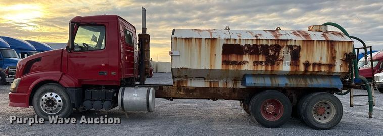 image for item EJ3228 2009 Volvo VN water truck