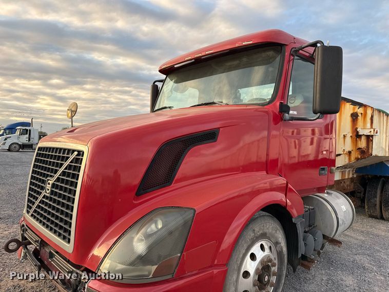 image for item EJ3228 2009 Volvo VN water truck