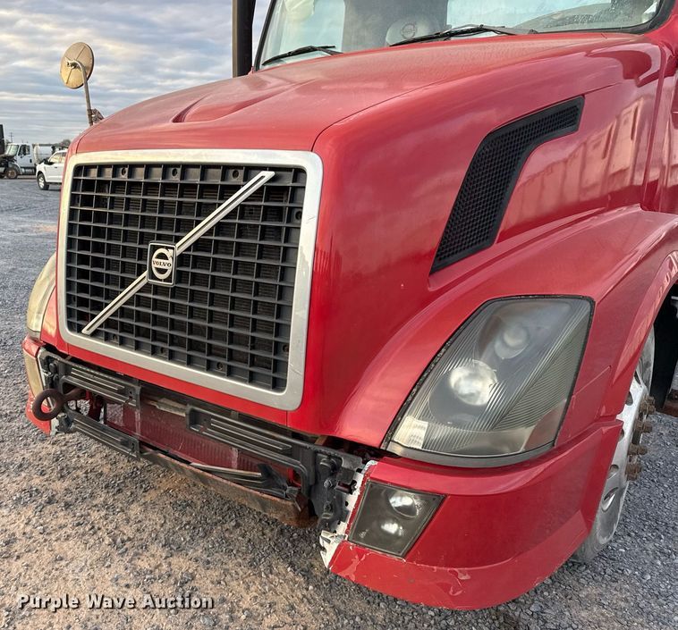 image for item EJ3228 2009 Volvo VN water truck