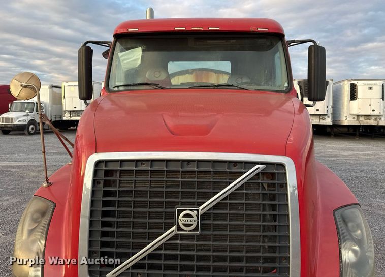 image for item EJ3228 2009 Volvo VN water truck