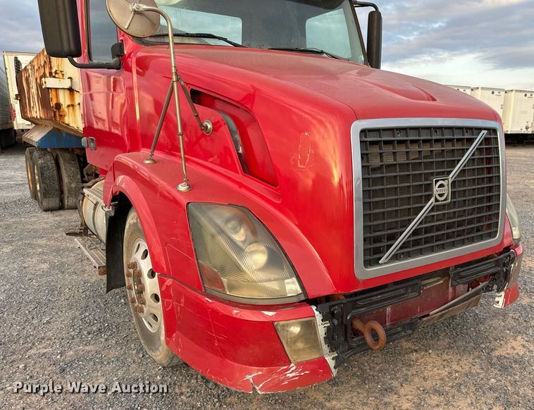 image for item EJ3228 2009 Volvo VN water truck