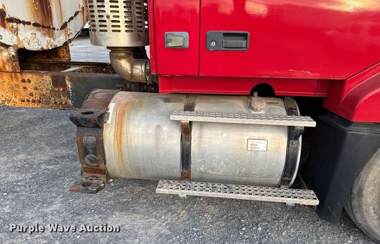 image for item EJ3228 2009 Volvo VN water truck