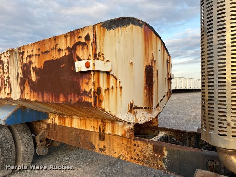 image for item EJ3228 2009 Volvo VN water truck