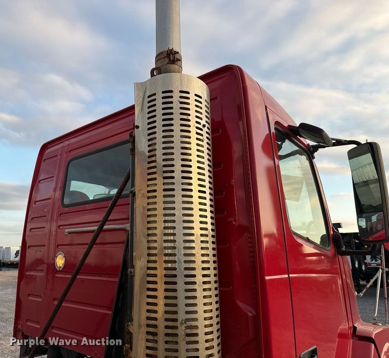 image for item EJ3228 2009 Volvo VN water truck