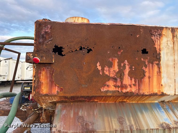 image for item EJ3228 2009 Volvo VN water truck