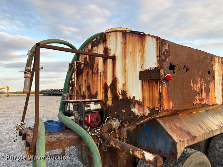 image for item EJ3228 2009 Volvo VN water truck